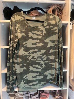 Old Navy Olive Green Camo Long-Sleeve Tee